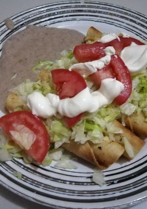 Una foto de Taquitos Dorados de Papa 🥔