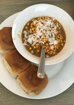 মিশাল পাও(misal pav recipe in Bengali) রেসিপির প্রধান ছবি