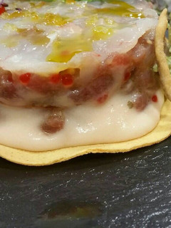 Una foto de Tartar de atún rojo y gambas