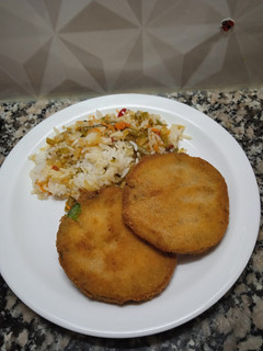 Una foto de Milanesas de zapallito con arroz saborizado!