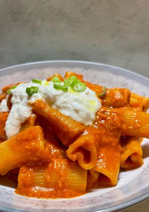 Foto di Rigacuore con crema di pomodorini e stracciatella
