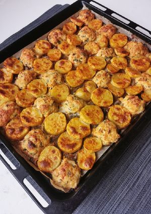 O poză a rețetei Pifteluțe din piept de pui și cartofi la cuptor.