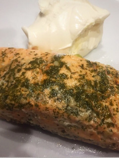 Una foto de Salmón al horno con queso crema light. Súper diet!!día 3