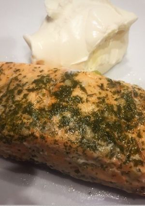 Una foto de Salmón al horno con queso crema light. Súper diet!!día 3