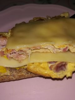 Una foto de Canapés: Tosta de tortilla francesa con jamón y queso