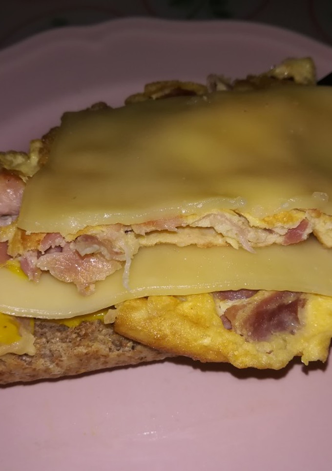 Una foto de Canapés: Tosta de tortilla francesa con jamón y queso