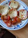 Pizza en zapallo italiano con tomate cherry