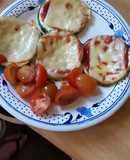 Pizza en zapallo italiano con tomate cherry