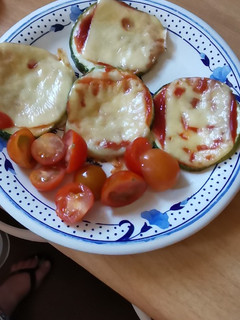 Una foto de Pizza en zapallo italiano con tomate cherry