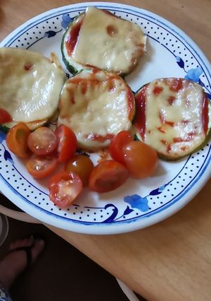 Una foto de Pizza en zapallo italiano con tomate cherry