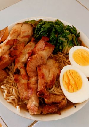 Una foto de Ramen de lomo de cerdo ahumado
