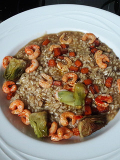 Una foto de Arroz integral frito con camarones sin gluten y vegano 🍤