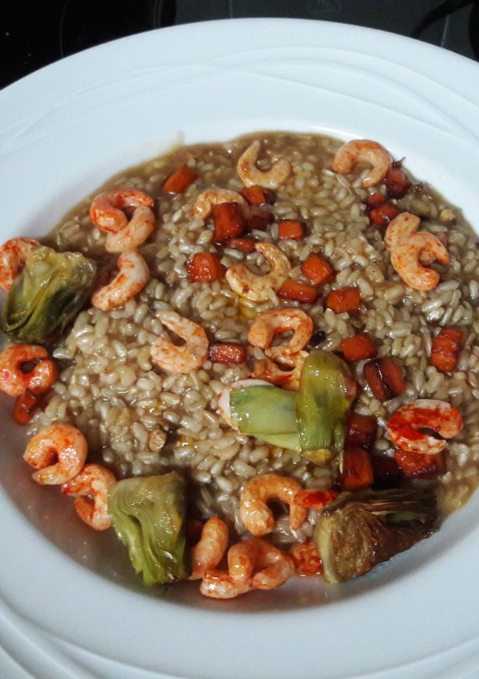 Una foto de Arroz integral frito con camarones sin gluten y vegano 🍤