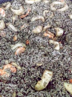 Una foto de Arroz negro con calamares y gambas