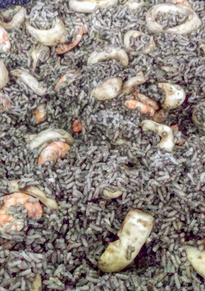 Una foto de Arroz negro con calamares y gambas