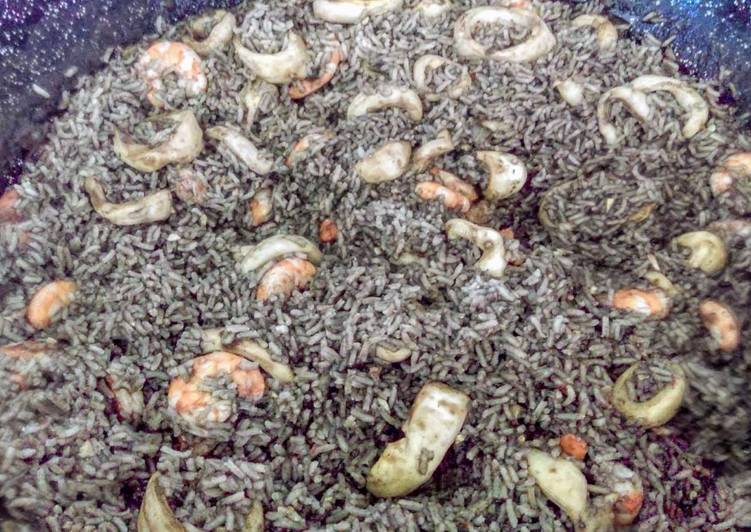 Arroz negro con calamares y gambas
