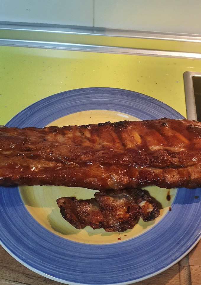 Una foto de Costillar al horno en salsa bbq!! Tipo Foster's
