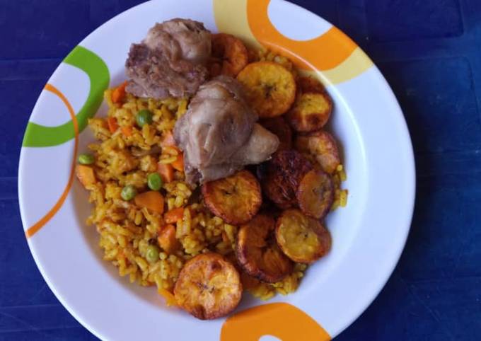 Jollof rice with fried plantain Recipe by Amaka iheke - Cookpad