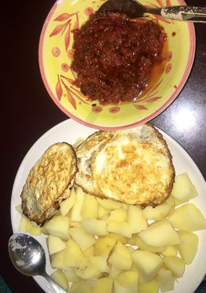 A picture of Cooked potato, omelette & sauce🍳🌶🥔.