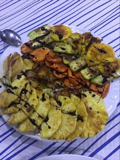 Una foto de Parrillada de verduras con piña y mango