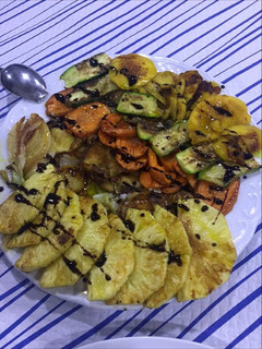 Una foto de Parrillada de verduras con piña y mango