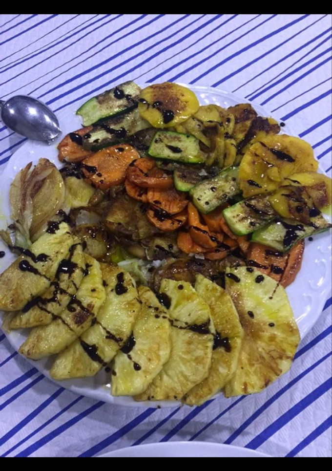 Una foto de Parrillada de verduras con piña y mango