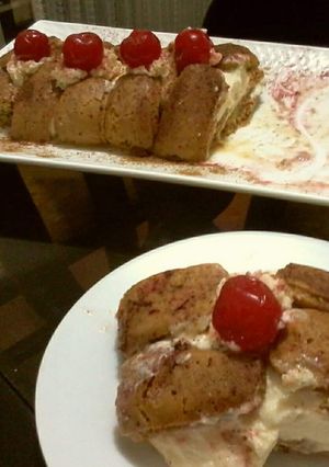 Una foto de Rollo de tiras de tiramisú