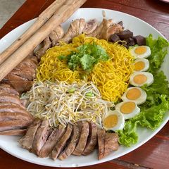 A picture of Egg Noodle with baked Chicken.