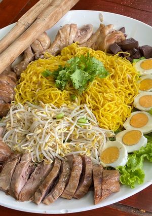 A picture of Egg Noodle with baked Chicken.