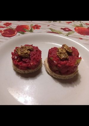 Foto di Tartare di fassona con senape rustica e pane ai cereali