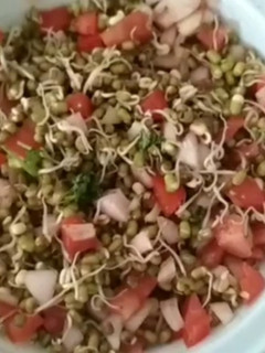 ફણગાવેલા મગનો સલાડ(Sprouts Moong Salad Recipe in Gujarati) રેસીપી મુખ્ય ફોટો