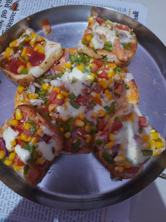 બ્રેડ પીઝા (Bread Pizza Recipe In Gujarati) રેસીપી મુખ્ય ફોટો