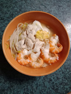 土雞肉鮮蝦泡麵 的食譜成品照片