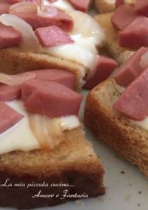Foto di Crostini filanti di pancarrè con wurstel