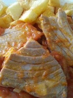Una foto de Atún en salsa de tomate casero