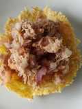 Ceviche de atún en canastita de parmesano