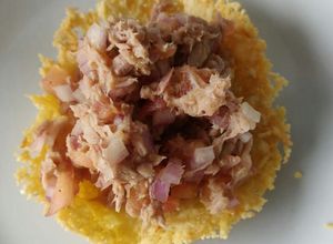 Una foto de Ceviche de atún en canastita de parmesano