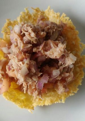 Una foto de Ceviche de atún en canastita de parmesano