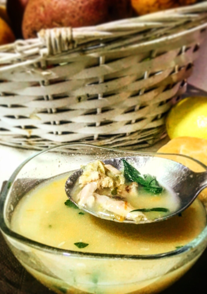 Una foto de Caldo de pollo con verduras