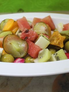 Una foto de Ensalada de sandía, kiwi y pepinillos