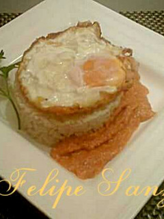 Una foto de Arroz a la cubana con tomate especial.