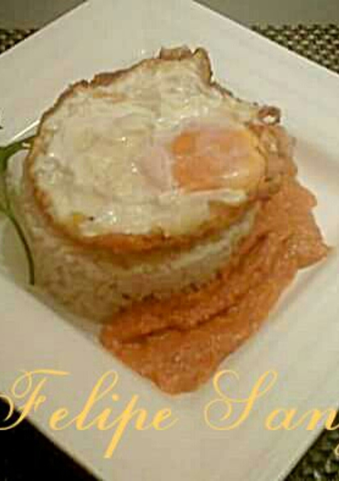 Una foto de Arroz a la cubana con tomate especial. 