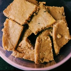 A picture of Sukhdi or Gorpapdi.
