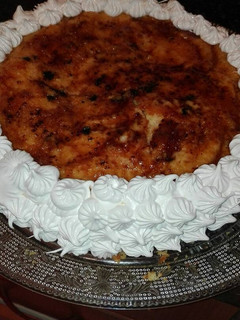 Una foto de Tarta de crema catalana y merenge suizo