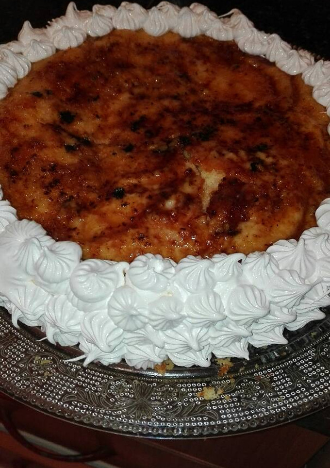 Una foto de Tarta de crema catalana y merenge suizo