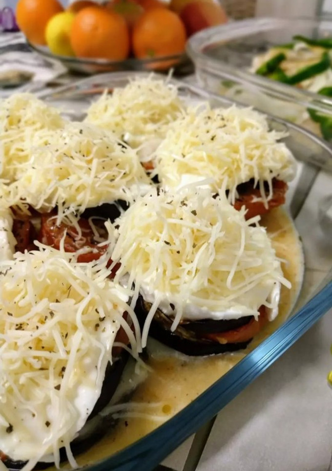 Una foto de Omelette al horno con torre de berenjena, tomate y queso