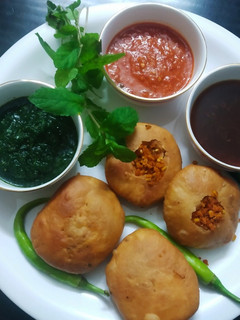 મગદાળ ખસ્તા કચોરી (mug dal khasta kachori recipe in gujarati) રેસીપી મુખ્ય ફોટો