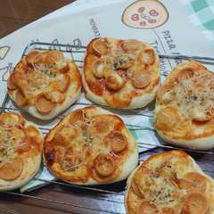 Pizza mini ; tanpa mixer dan telur রেসিপির প্রধান ছবি