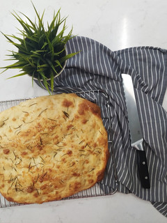 Foto de Focaccia de alecrim, sal e parmesão