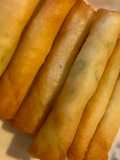 Rollitos de queso feta y cebollín